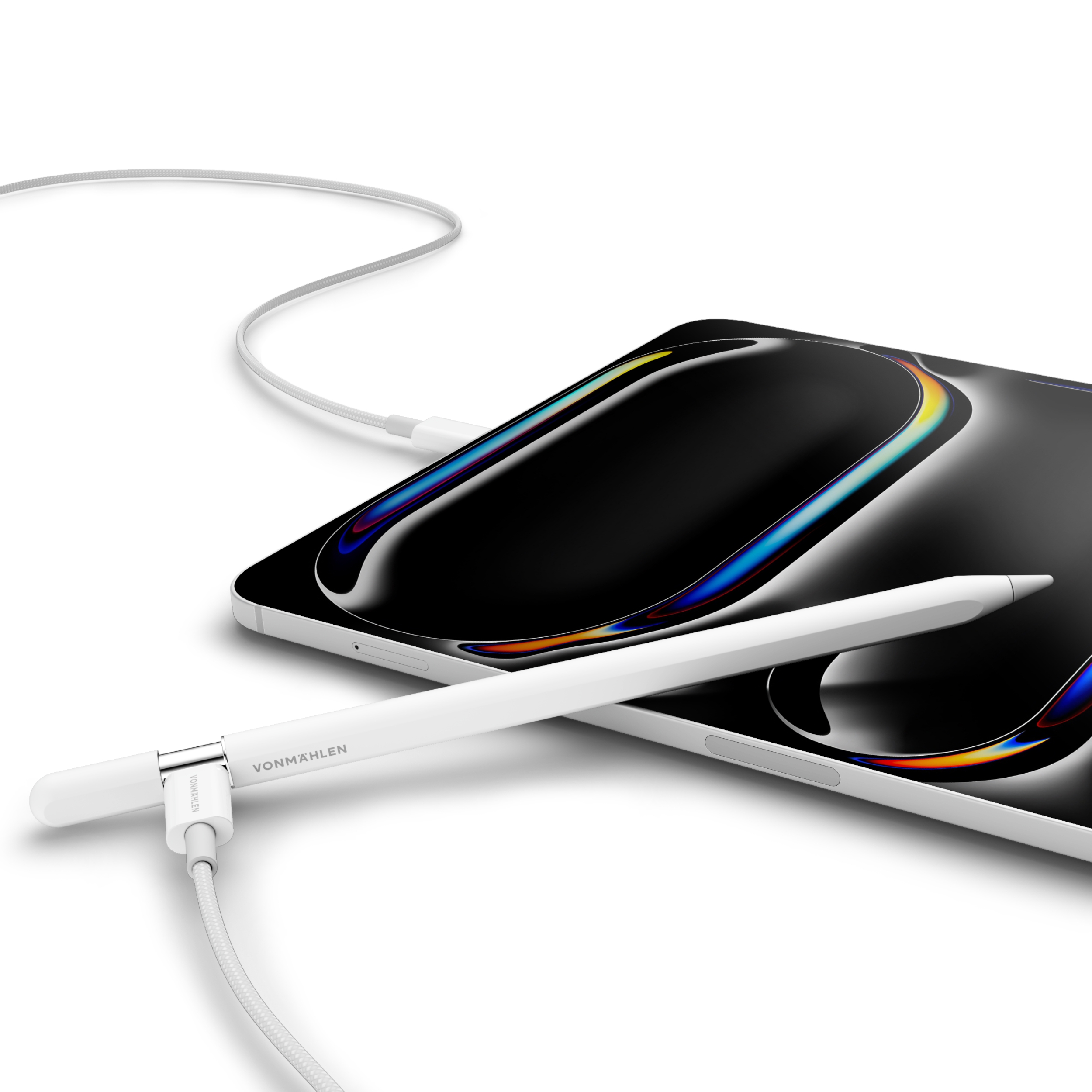 Ein weißer Stift, der über ein Ladekabel mit einem Tablet verbunden ist. Das Tablet zeigt eine bunte Anzeige.