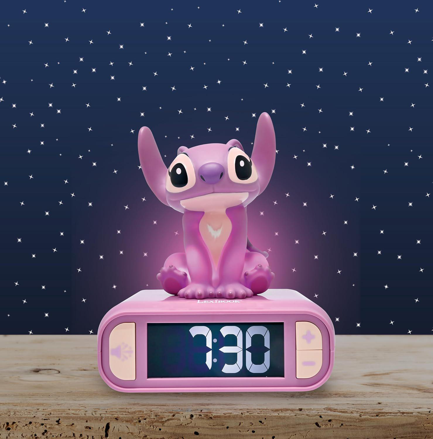 Ein rosa Stitch-Wecker mit der angezeigten Uhrzeit 7:30. Sterne sind im Hintergrund.