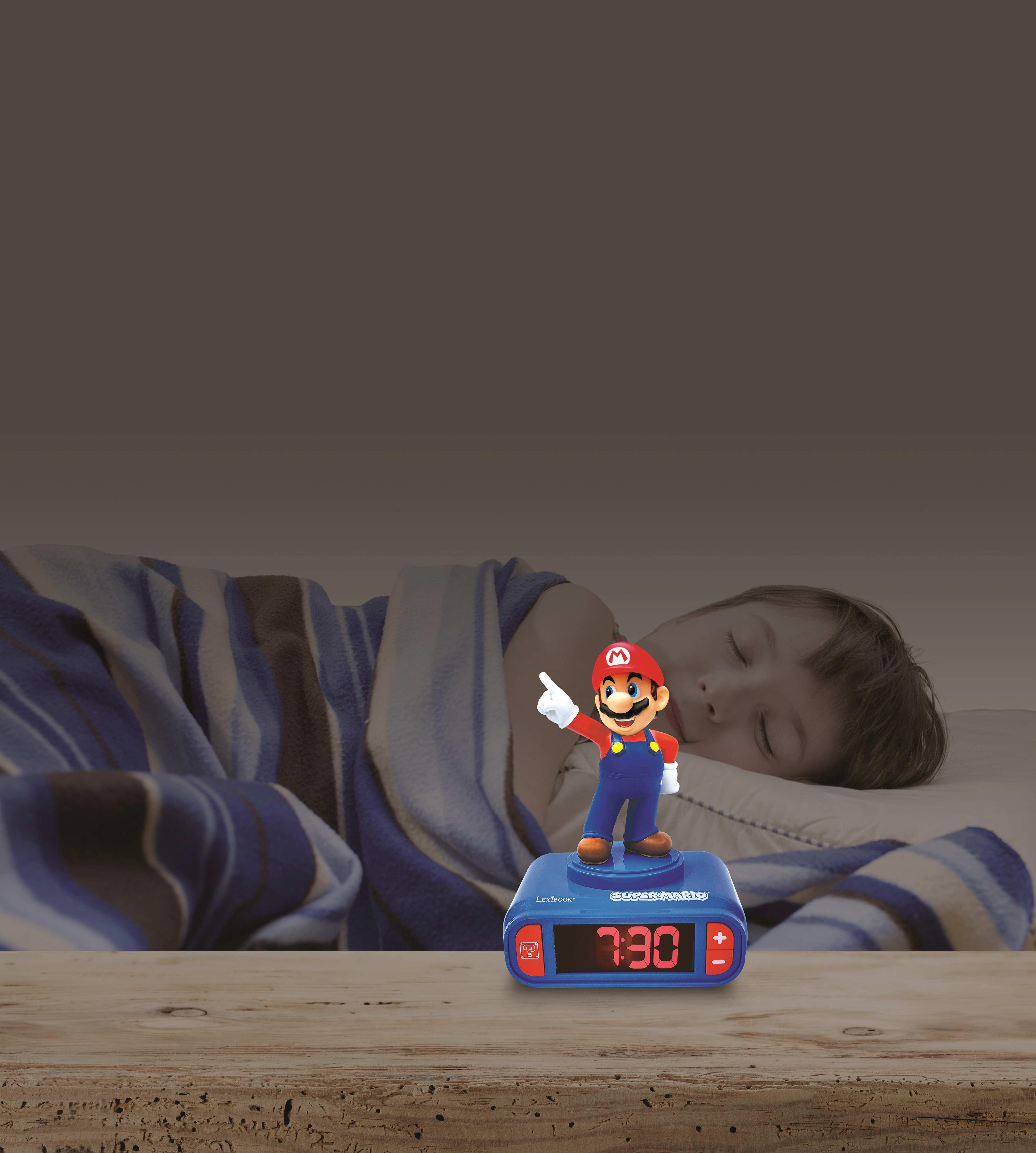 Mario-Figur auf einer blauen Super Mario-Uhr. Ein Kind schläft im Bett.