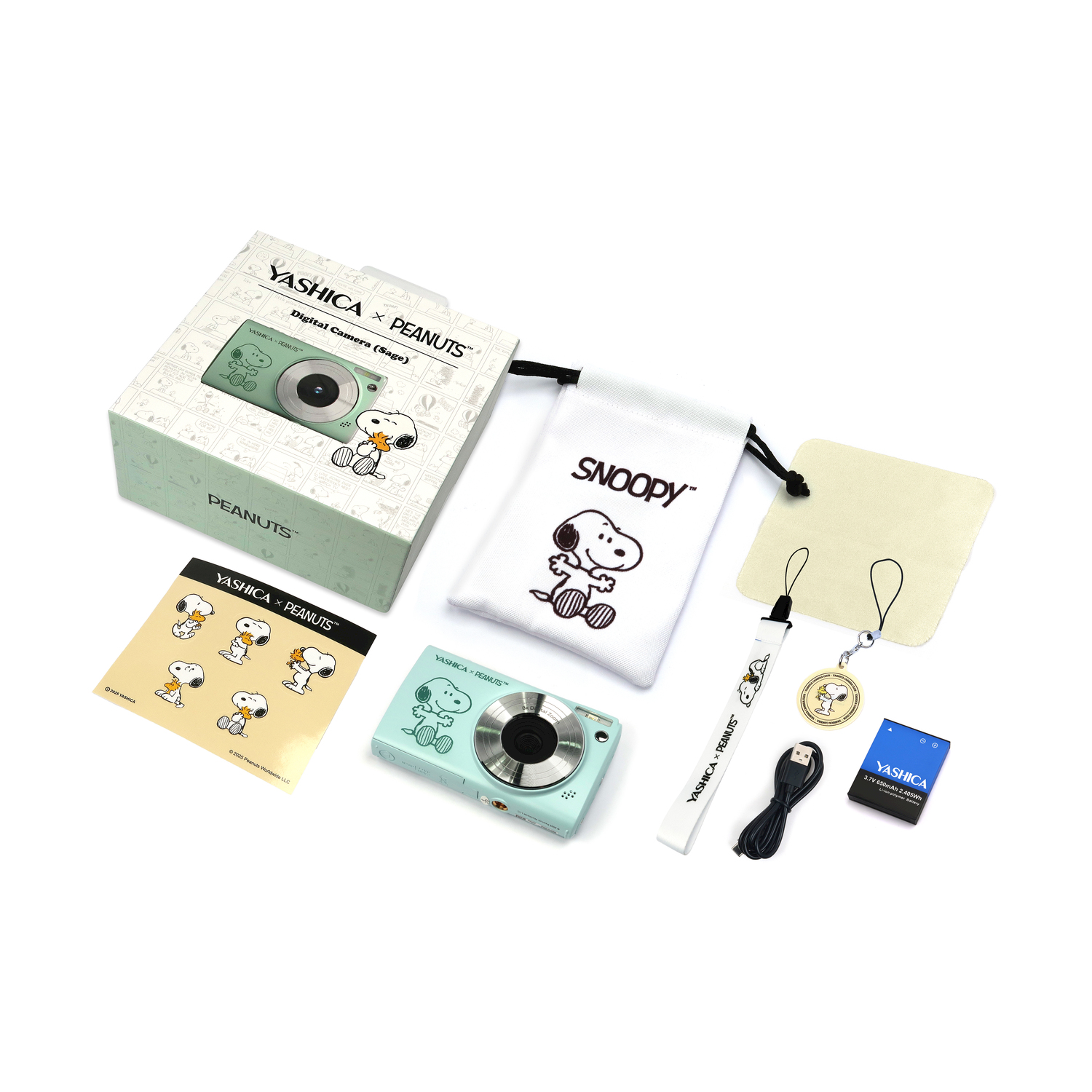Fotocamera e accessori. Scatola, borsa Snoopy, panno per la pulizia, cinturino, caricatore ed adesivi.
