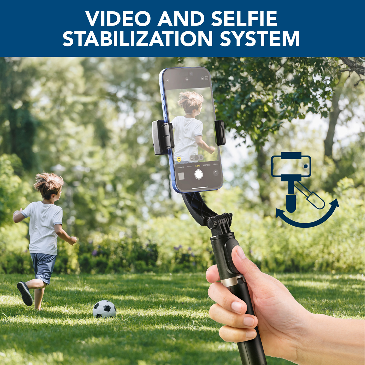 Persona sosteniendo un teléfono en un palo selfie. Un niño corre al fondo. Texto: Sistema de estabilización de video y selfie.