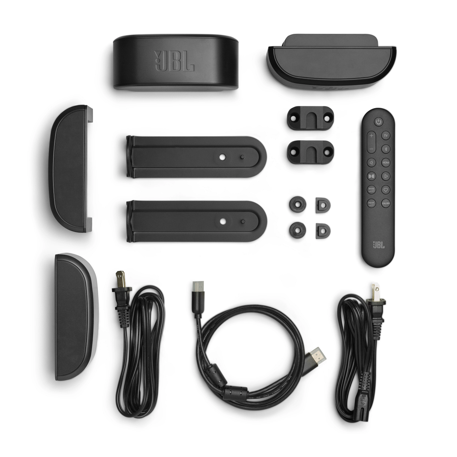 Composants d'un système audio : barre de son, caisson de basses, télécommande, câbles et supports de montage.
