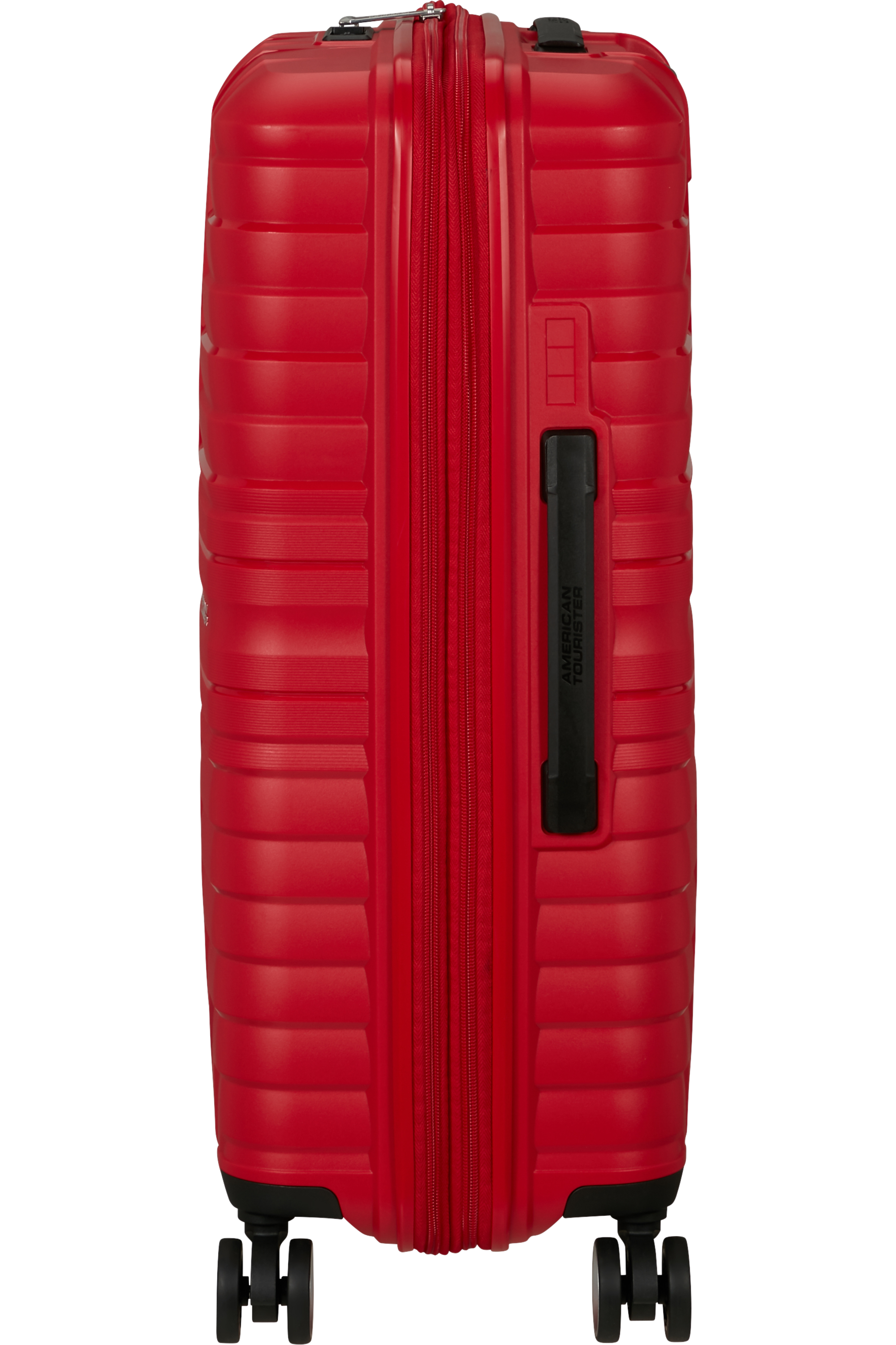 Ein roter American Tourister-Koffer, Seitenansicht. Es ist auf schwarzem Hintergrund.