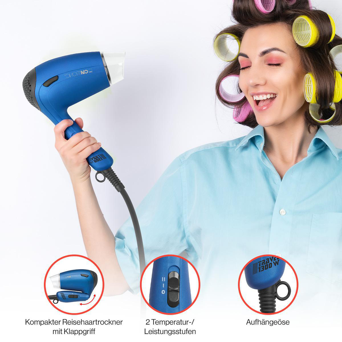 Eine Frau mit Lockenwicklern, die einen blauen Fön hält. Details des Trockners werden gezeigt.