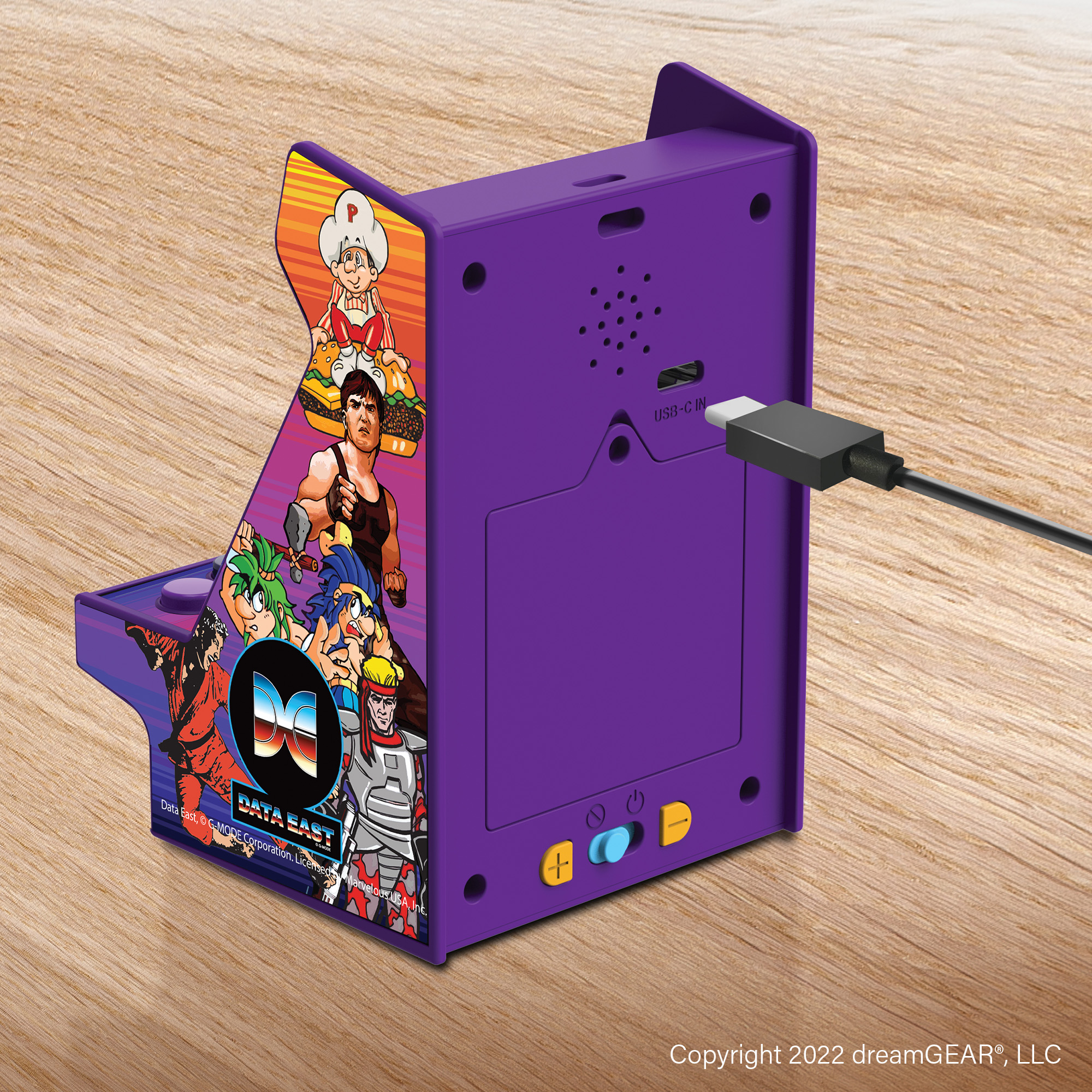 Mini atari oyunu, kablo ile şarj ediliyor. Mor, karakterlerle.