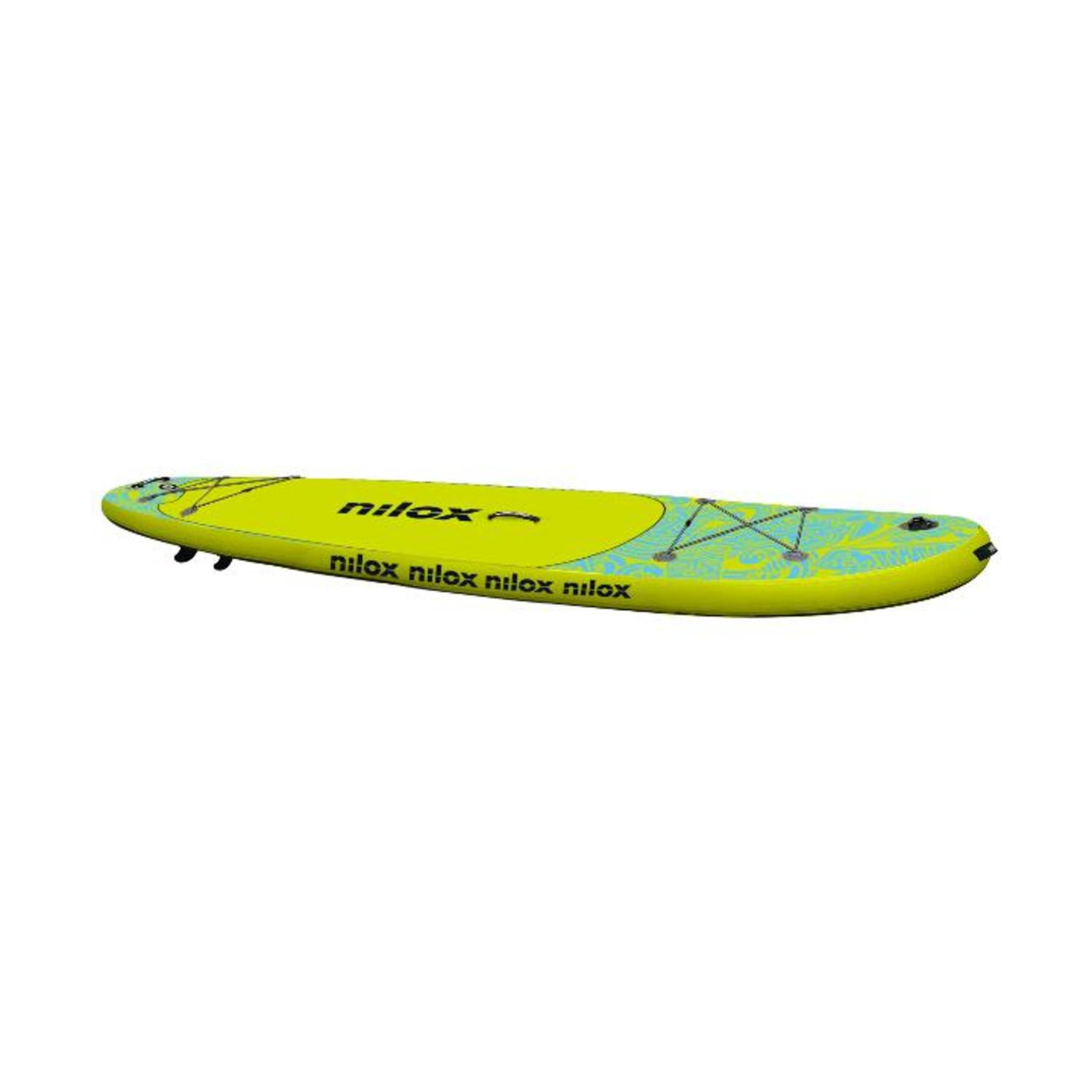 Tavola da paddleboard gialla e blu su sfondo bianco. La tavola ha un logo.