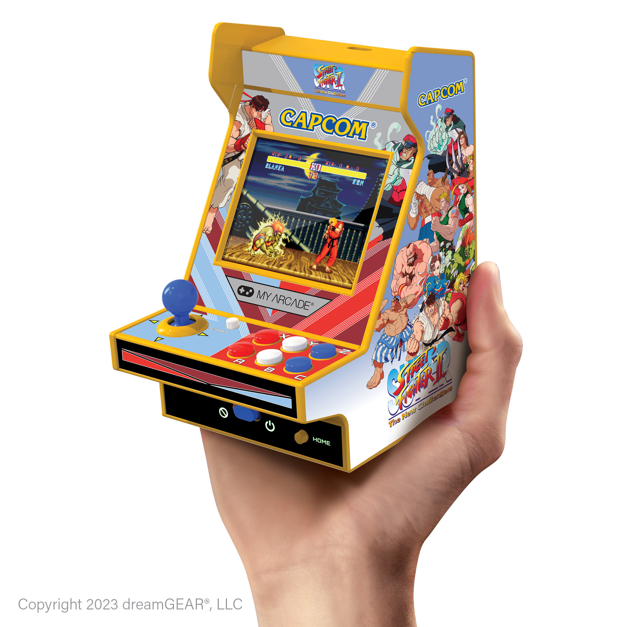 Bir elde tutulan mini atari oyunu. Üzerinde bir dövüş oyunu olan bir ekranı var.