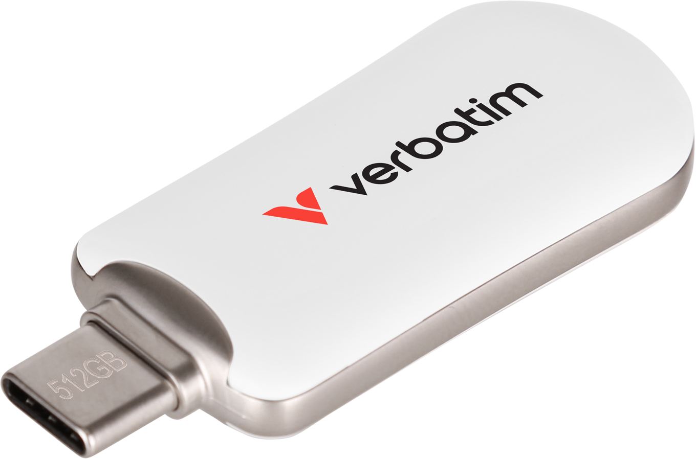 Egy személy egy Verbatim USB meghajtót tart egy laptop közelében.