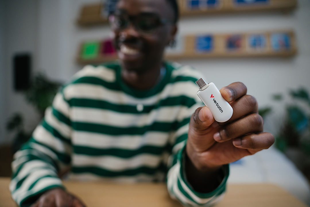 Gyors üzembe helyezési útmutató USB, Verbatim logóval, fekete háttéren.
