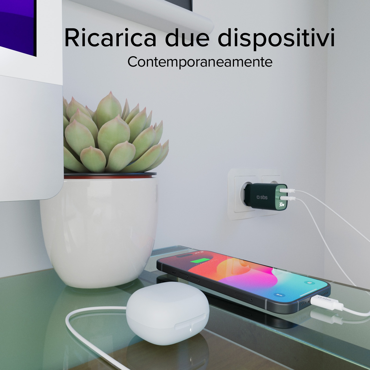 Un caricatore in una presa a muro che carica un telefono e auricolari. Sono visibili anche una pianta e un tavolo di vetro.