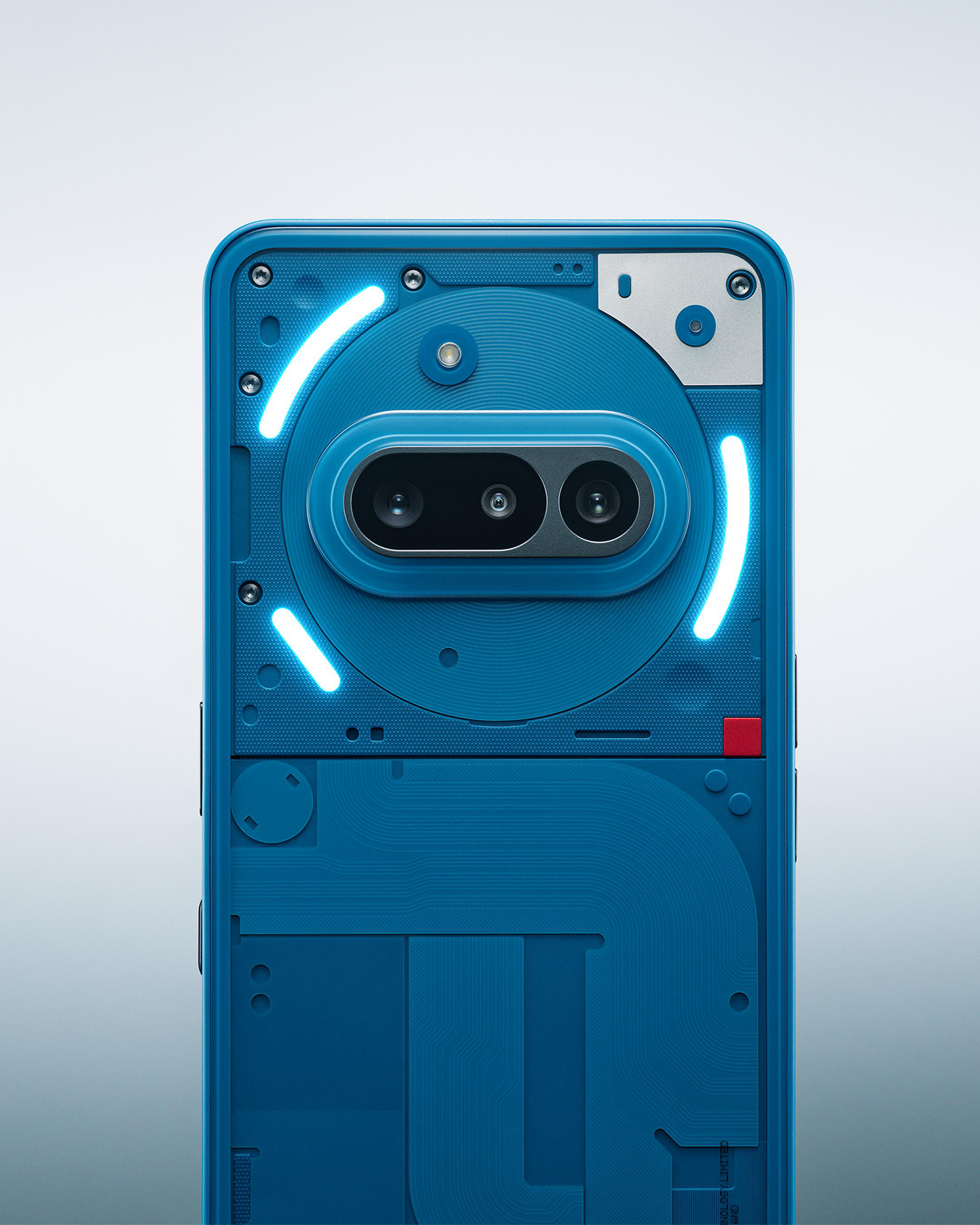 Blaue Telefonrückseite mit kreisförmiger Kamera und Lichtern. Blauer Rahmen und Rückseite.