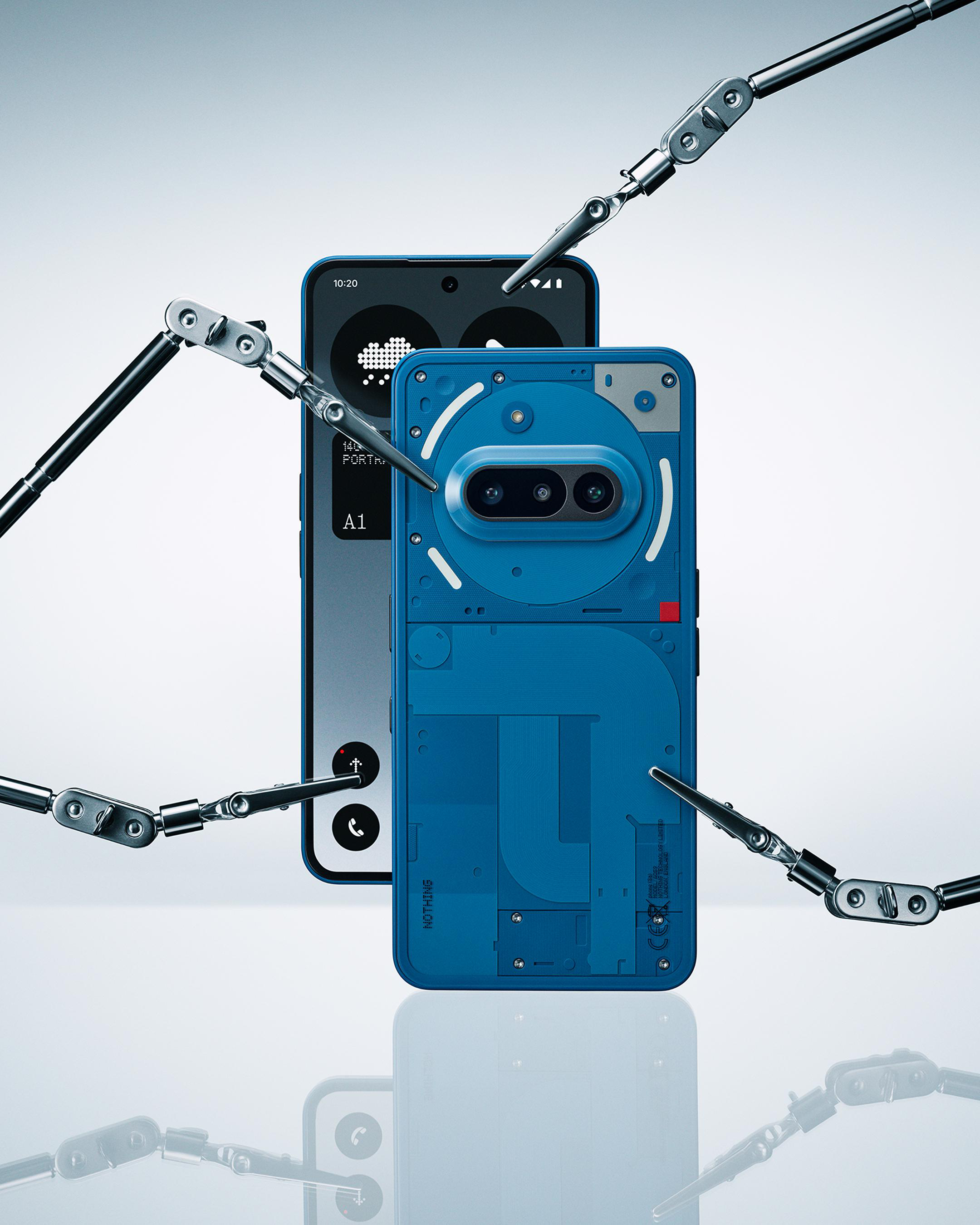 Zwei Telefone, eines mit UI, werden von Metallarmen gehalten. Blaue Telefonrückseite mit Kamera und Lichtern.