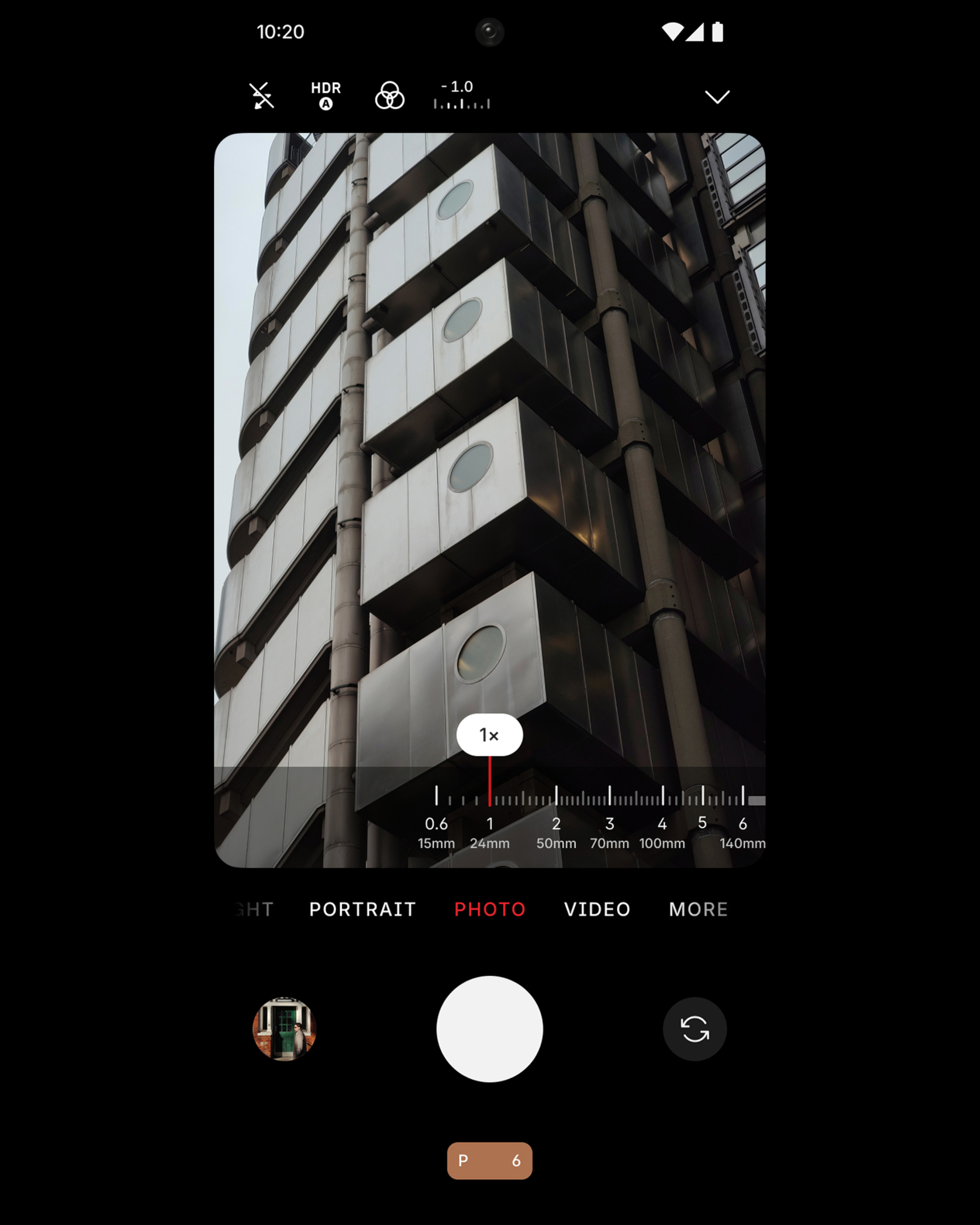 Telefonkamera-Oberfläche zeigt ein Gebäude. Schwarzer Hintergrund und Kamera-UI.