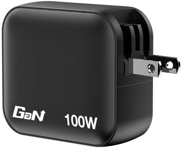 Fekete GaN 100W hálózati adapter csatlakozókkal.