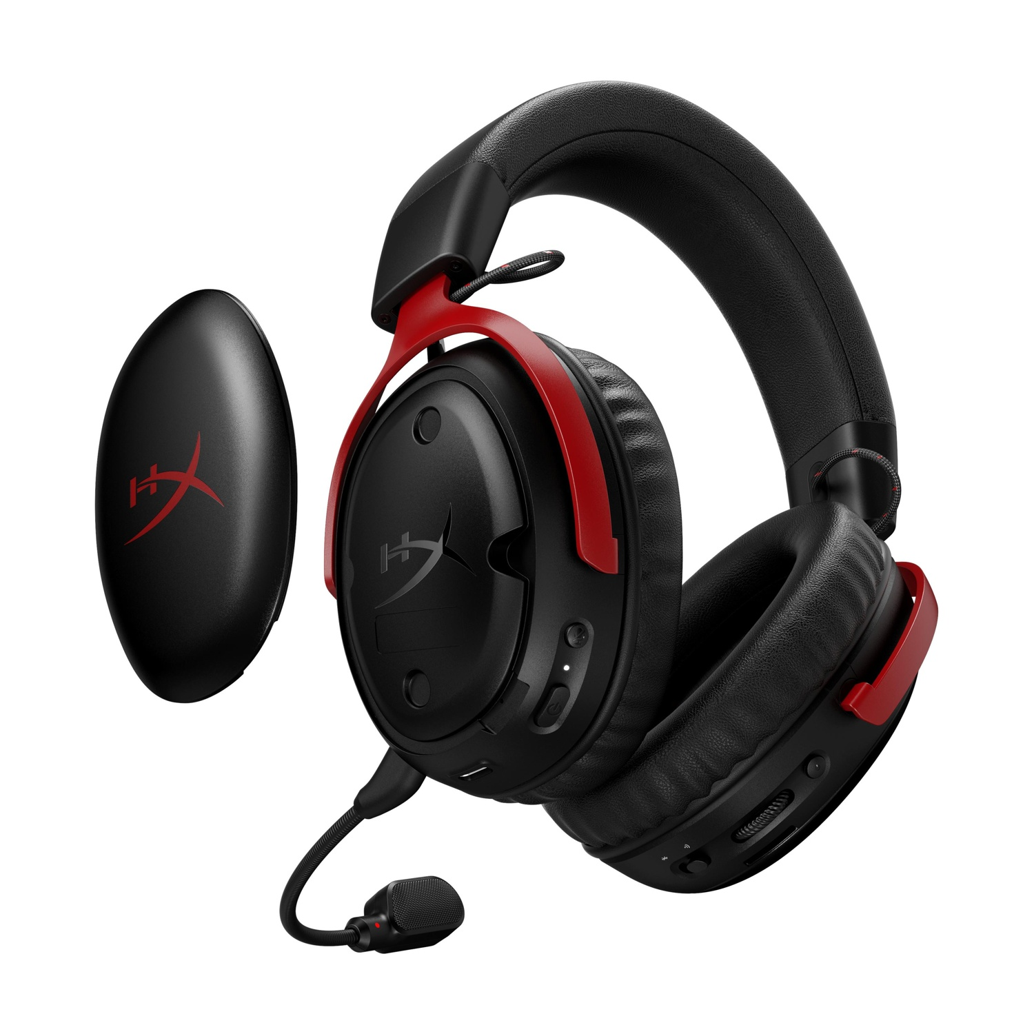 Cuffie da gaming nere e rosse con un dongle nero. Sfondo bianco.