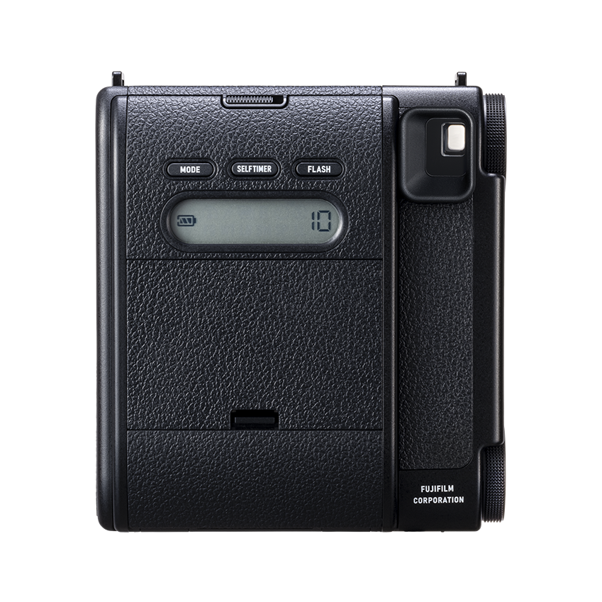 Siyah Instax Mini 99 kamera. Arka görünüm. Bir mod düğmesi, zamanlayıcı, flaş ve ekranı var. Siyah arka plan.