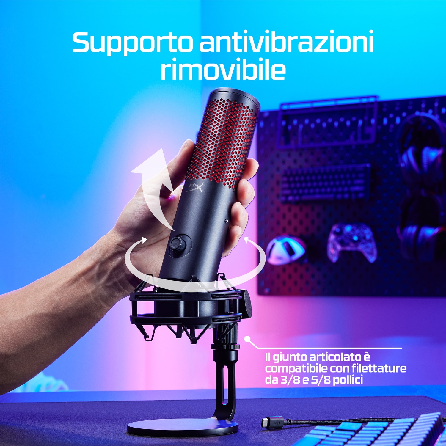 Il microfono è illuminato di rosso in una stanza buia. Un monitor del computer sullo sfondo.