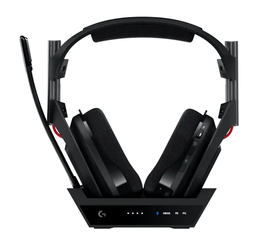 Czarny zestaw słuchawkowy do gier na czarnej podstawie. Czerwone i białe akcenty. Ciemne tło.