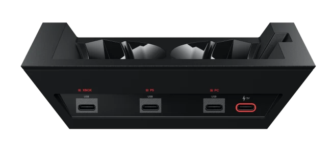 Podstawa czarnego zestawu słuchawkowego do gier. Porty USB i wejście zasilania. Ciemne tło.