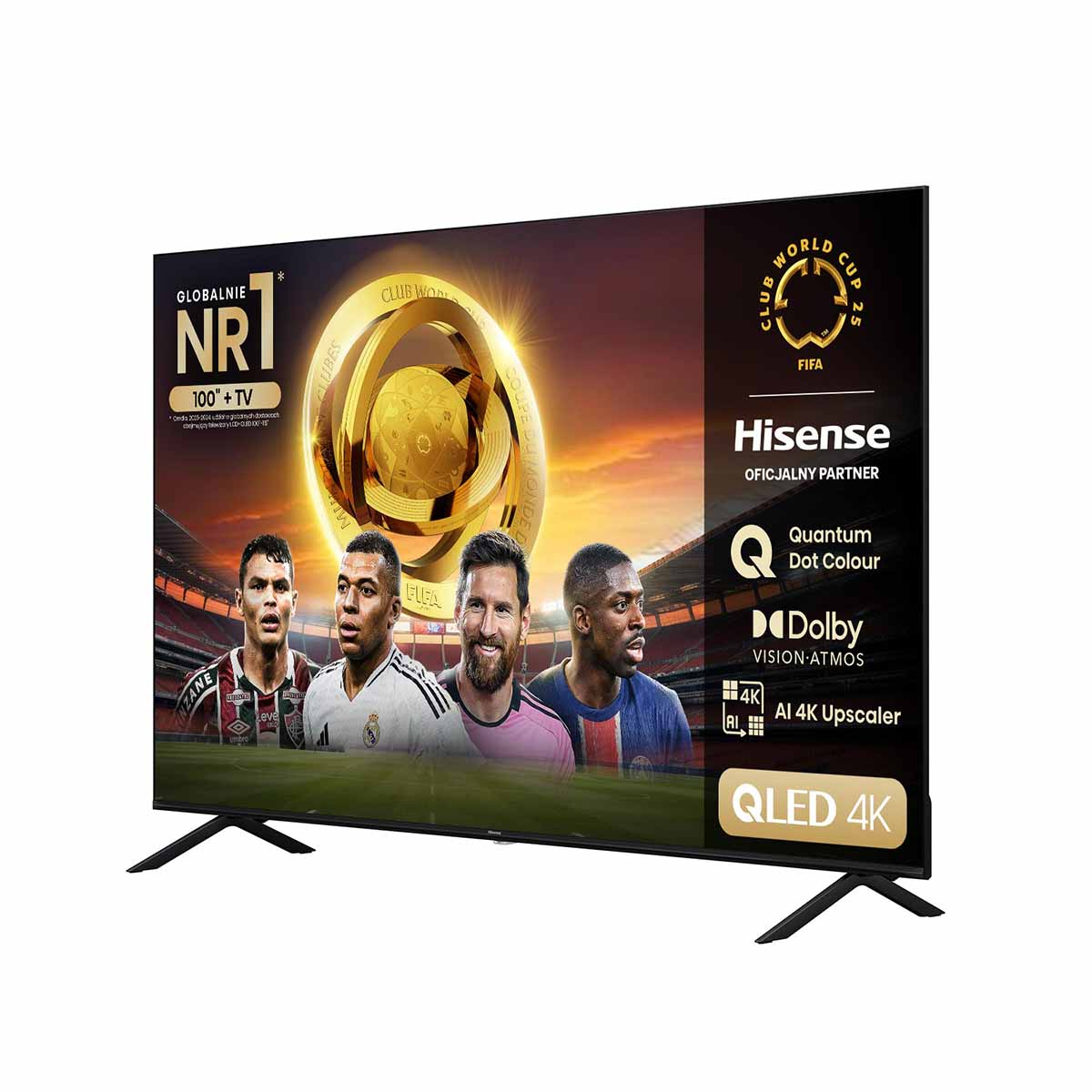 Telewizor z piłkarzami. Ekran z logo, w tym Hisense i FIFA. Czarny stojak. Białe tło.