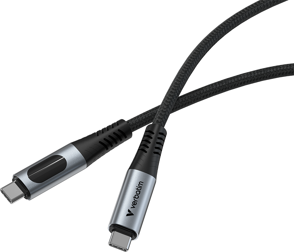 Két USB-C kábel közelképe, fekete és ezüst csatlakozóval. Fekete háttér.