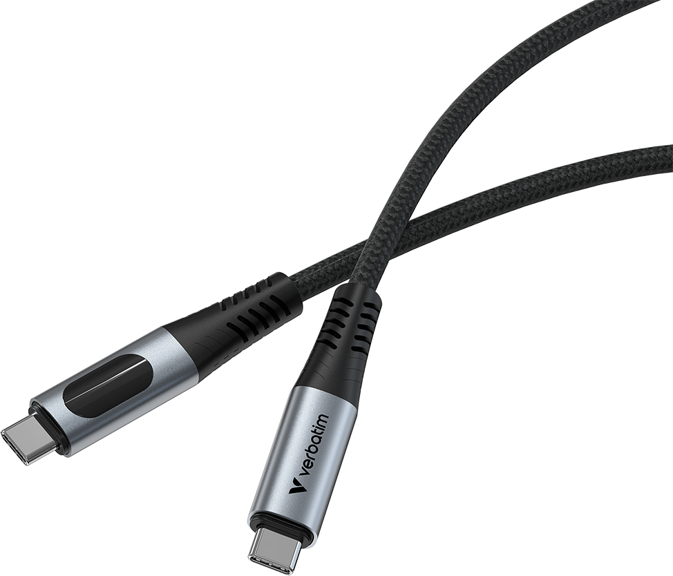Két fekete USB-C kábel fehér háttéren. Az egyiken "verbatim" felirat látható.