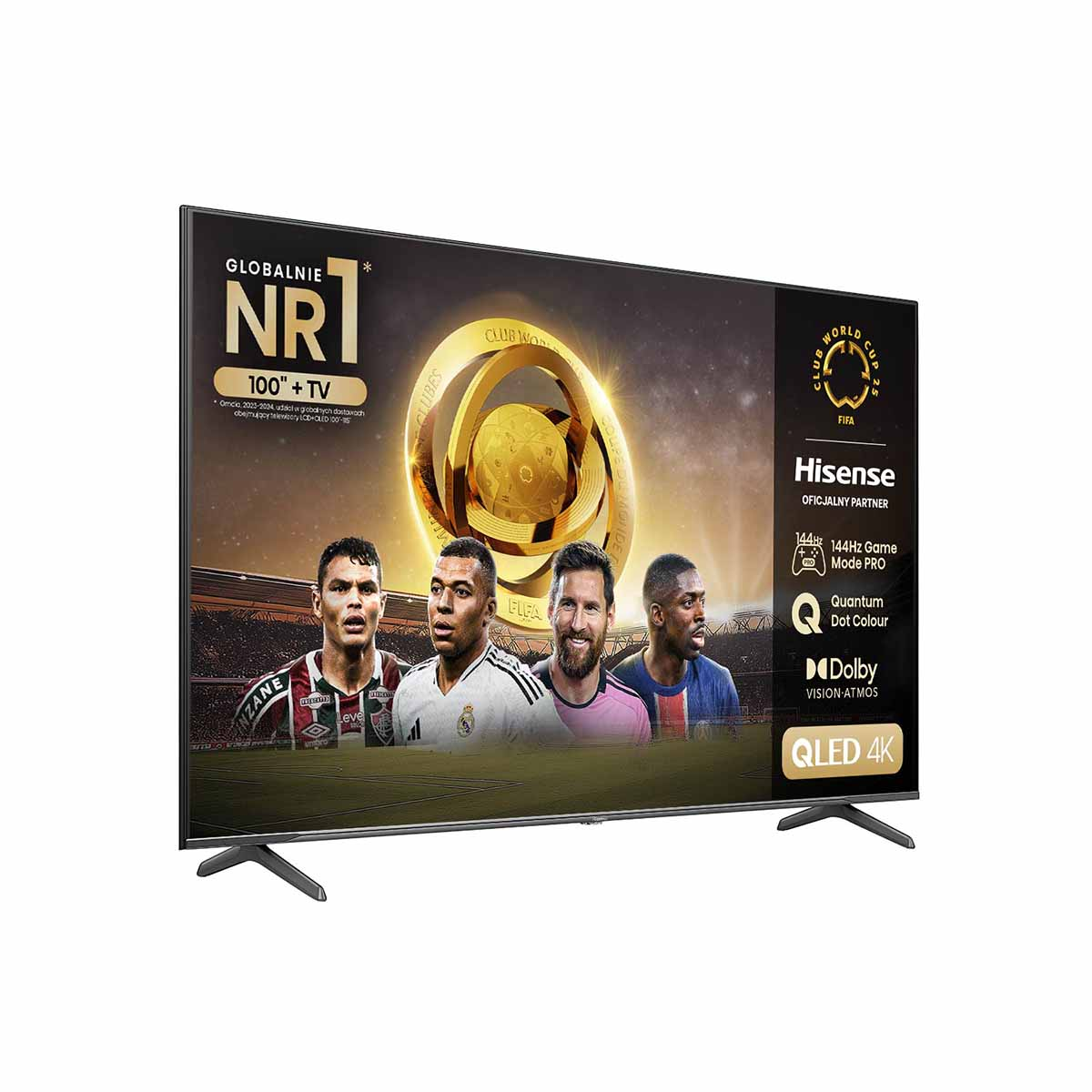 Duży telewizor wyświetla piłkarzy. Ekran pokazuje złote trofeum i logo Hisense. To telewizor QLED 4K.