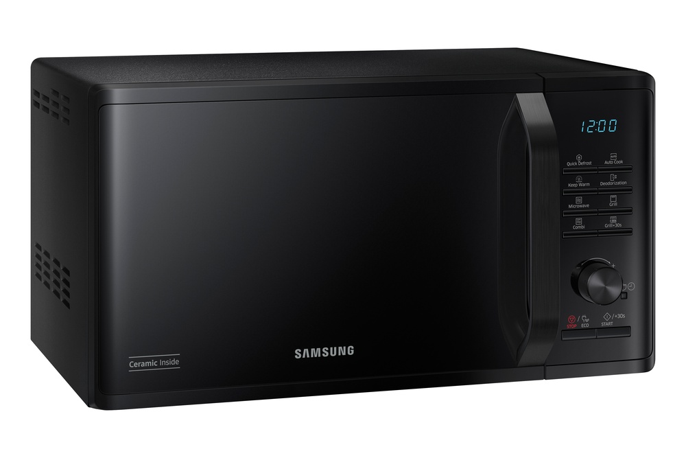 Un horno microondas negro, cerrado, con el logotipo de Samsung y una pantalla digital que muestra la hora.