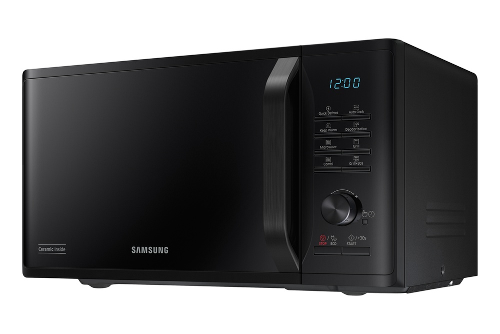 Un horno microondas Samsung negro, cerrado, con una pantalla digital que muestra la hora y el panel de control.