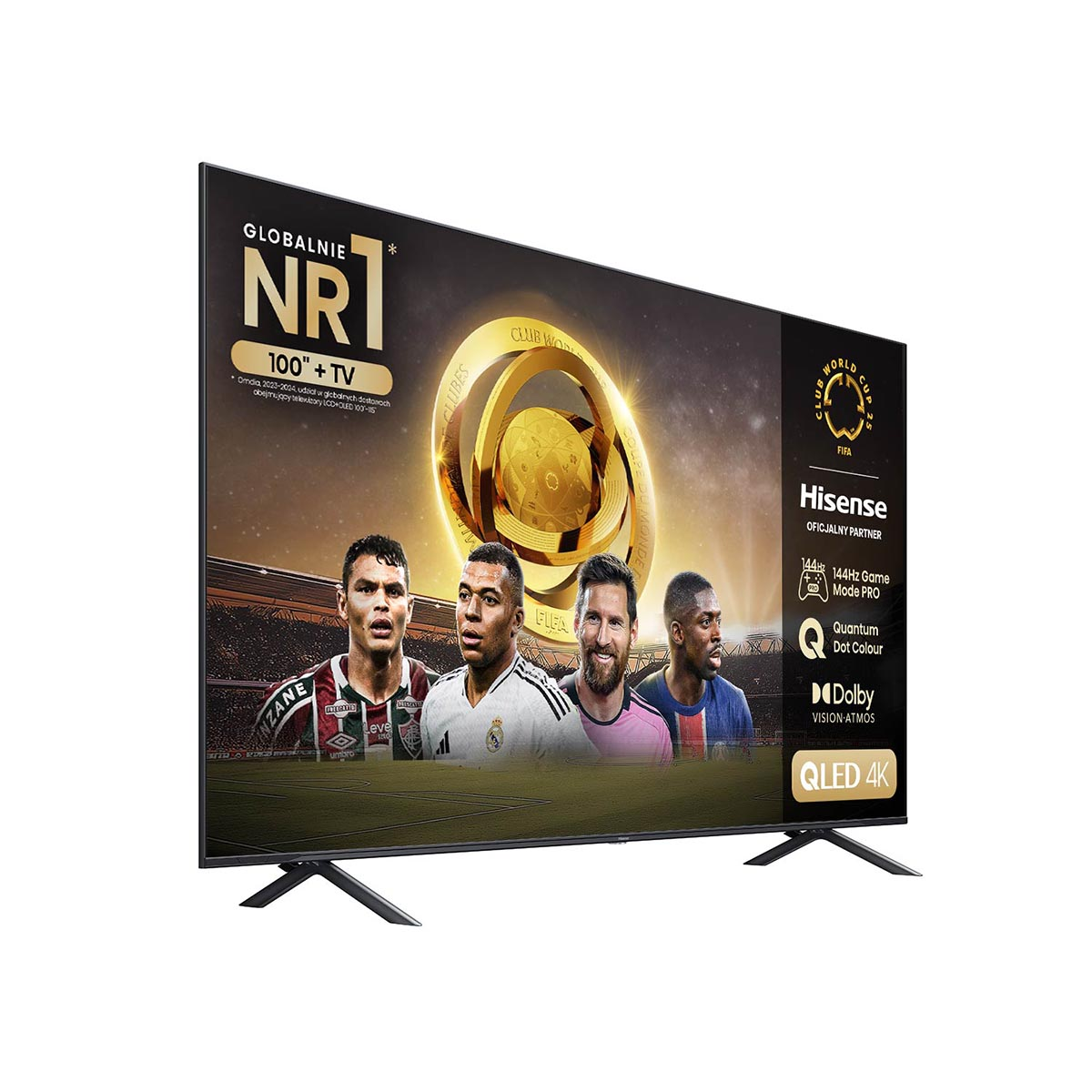 Duży telewizor wyświetla reklamę o tematyce piłkarskiej z graczami i trofeum. Hisense to marka. Telewizor to QLED 4K.