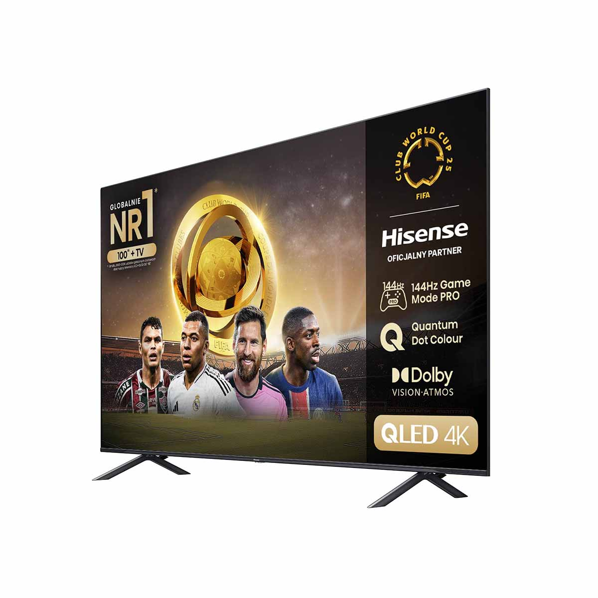 Telewizor Hisense QLED 4K wyświetla reklamę Mistrzostw Świata FIFA. Na ekranie widać zawodników, telewizor ma czarne nóżki i białe tło.