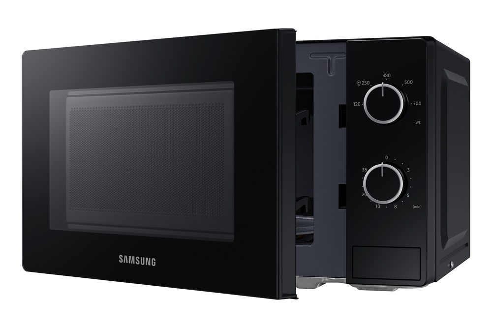 Un microondas Samsung negro con la puerta abierta. Tiene diales para potencia y tiempo. El interior es visible.
