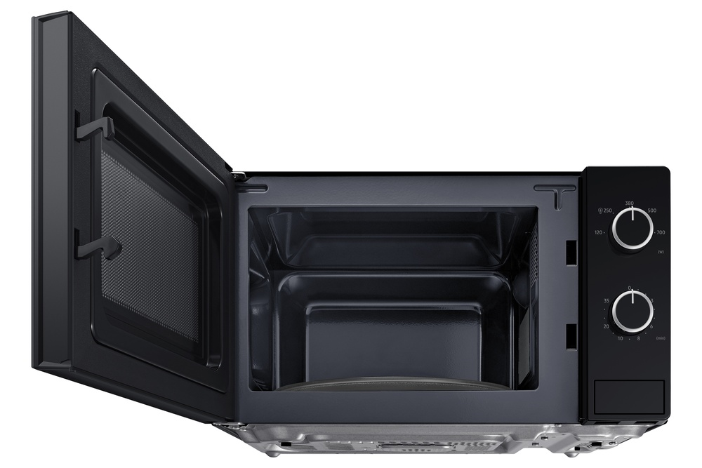 Microondas negro, puerta abierta. Interior visible. Panel de control a la derecha con diales para potencia y tiempo.