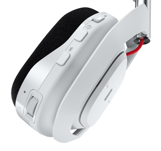 Zbliżenie białej słuchawki dla graczy z czarną amortyzacją i przyciskami. Widoczny czerwony kabel.