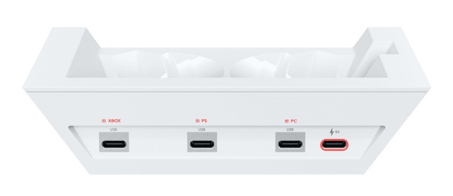 Biała podstawa zestawu słuchawkowego dla graczy z portami oznaczonymi XBOX, PS i PC. Port zasilania czerwony.