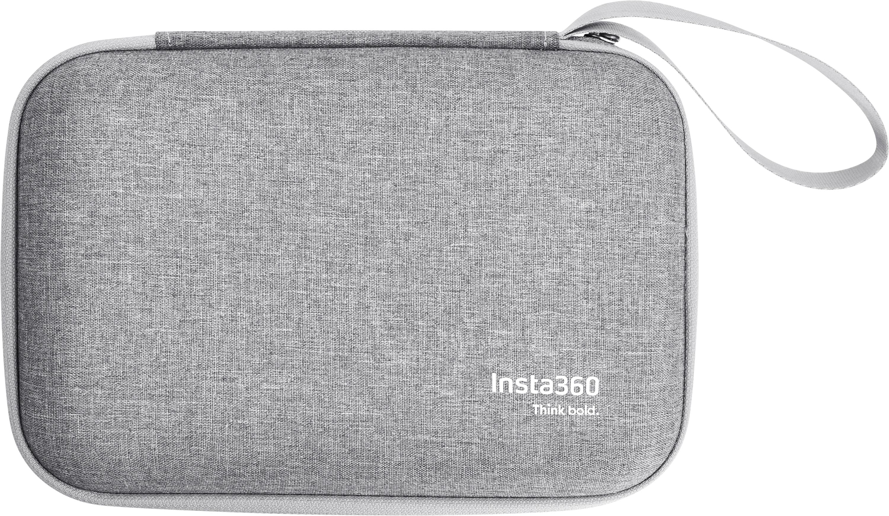 Graues Insta360-Etui mit Reißverschluss. Hat einen Griff und das Insta360-Logo. Think Bold.