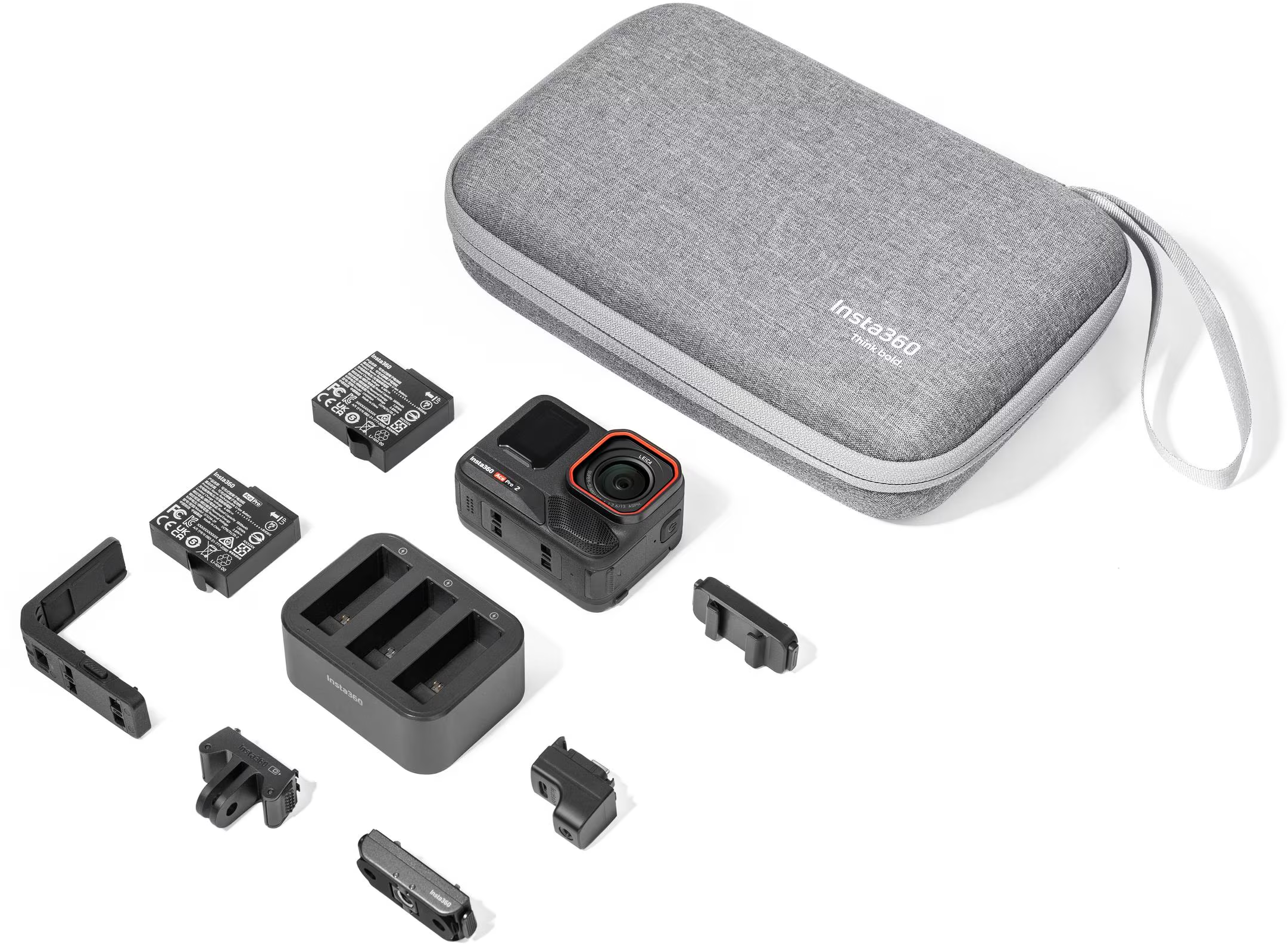 Insta360 Ace Pro 2 Kamera und Zubehör ausgebreitet. Graues Etui im Hintergrund.