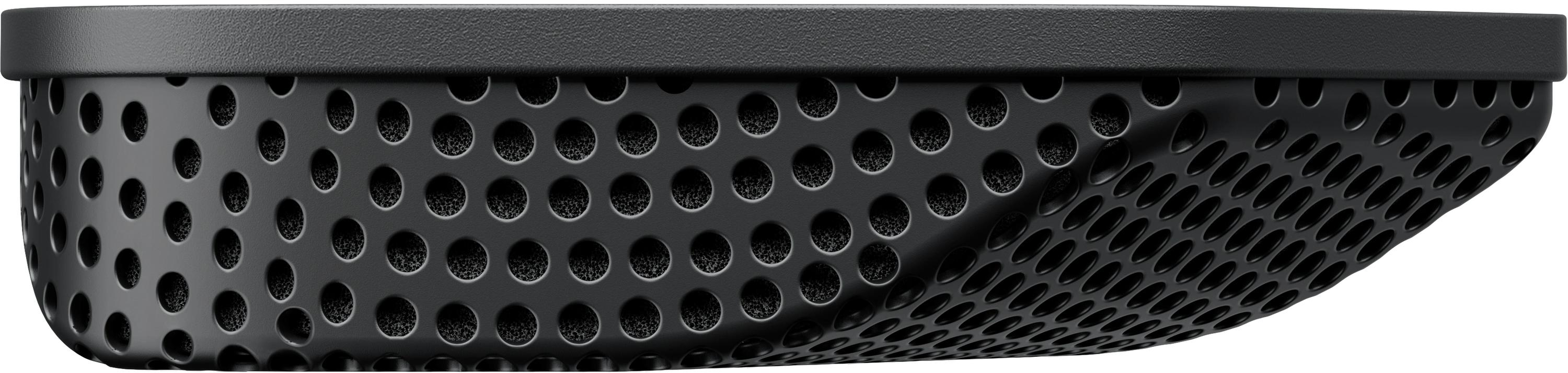 Schwarzer Lautsprechergrill mit vielen kleinen, kreisförmigen Löchern. Der Grill ist gebogen.