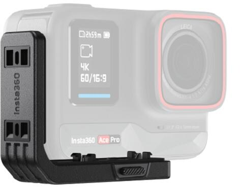 Insta360 Ace Pro 2 Kamera an schwarzer Halterung. Kamera grau/schwarz. Display zeigt 4K 60/16:9.