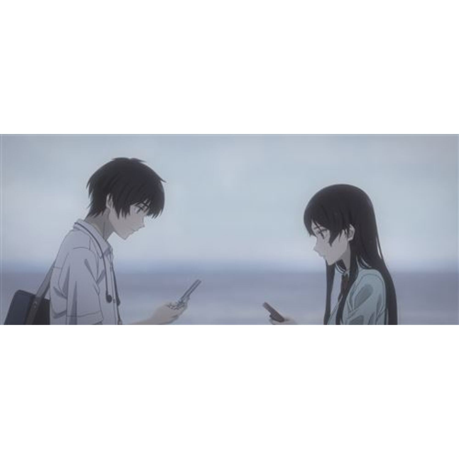 Scène d'anime : Deux personnages, un garçon et une fille, se font face, tous deux utilisant des téléphones.