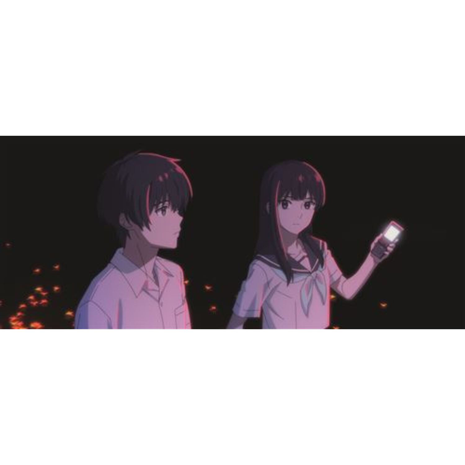 Deux personnages d'anime, l'un tient un téléphone, l'autre regarde sur le côté. Fond sombre.