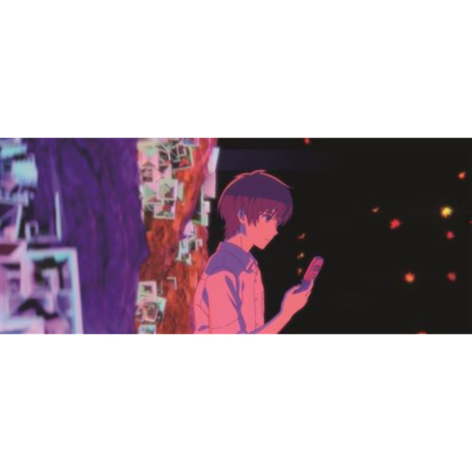 Un personnage d'anime utilise un téléphone. Mur avec des images à gauche. Fond sombre avec des feuilles.