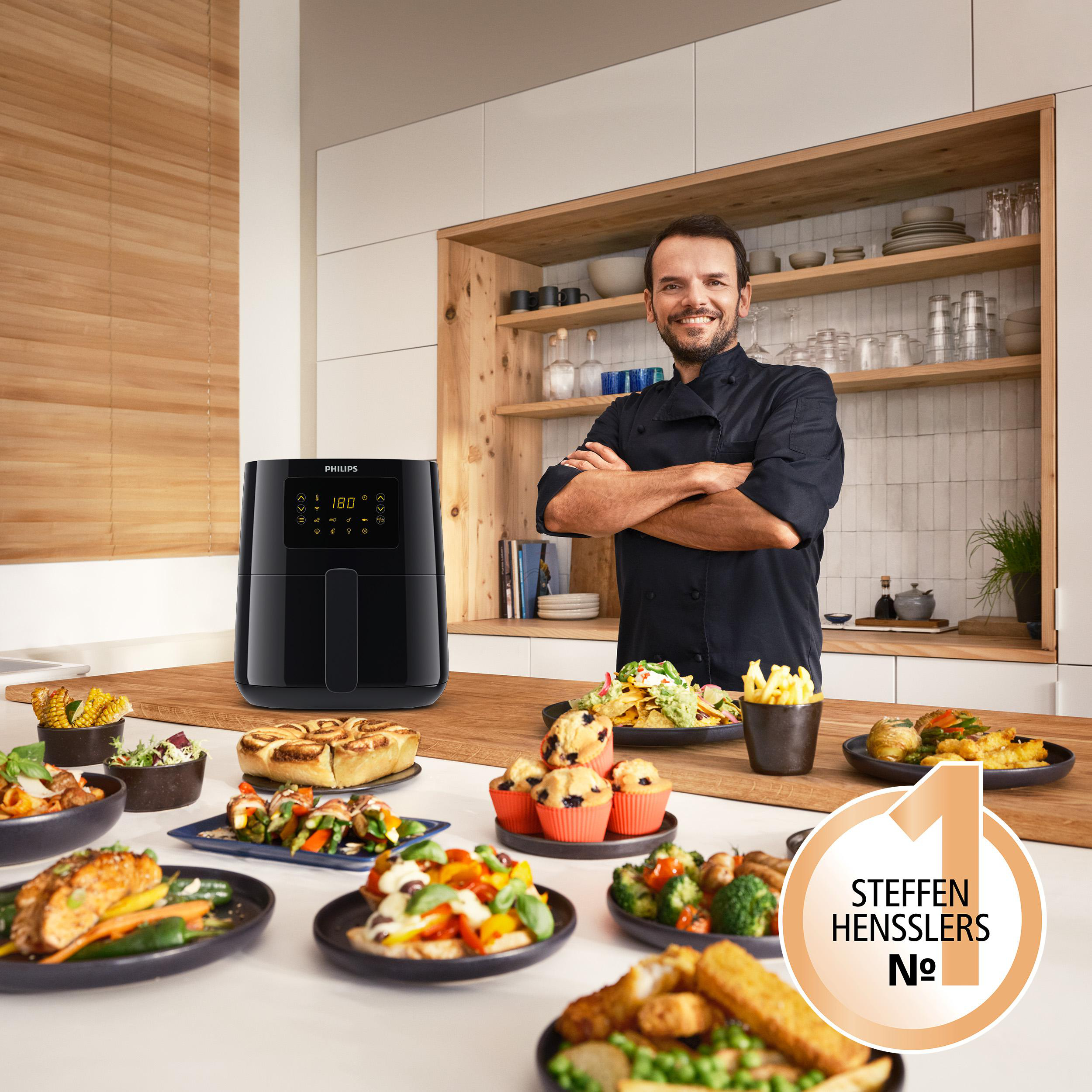 Schwarze Heißluftfritteuse mit Pommes, WLAN-Symbol, App-Telefon.