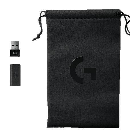 Czarna torba Logitech, z logo, odbiornikiem USB i adapterem.