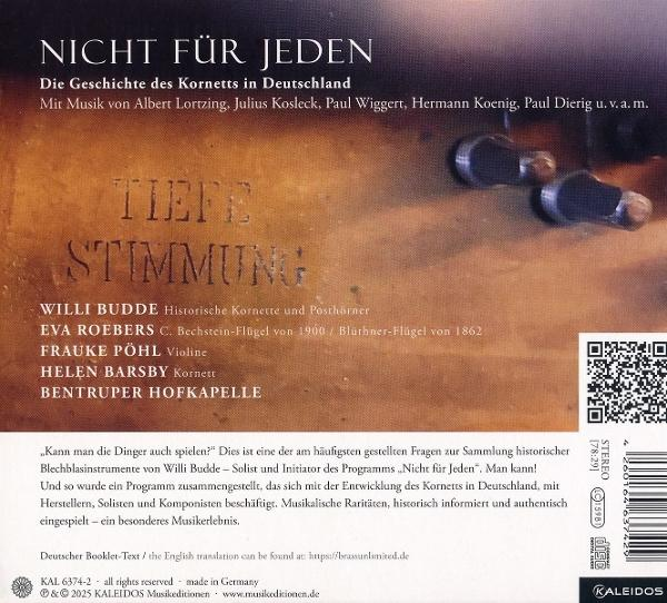Albumcover mit Text und einem alten Instrument. Dunkler Hintergrund.