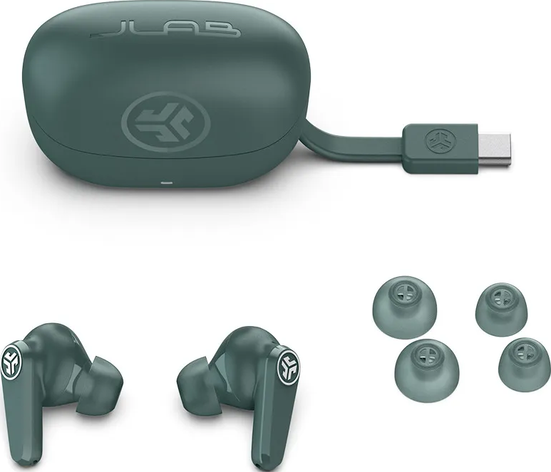 Dunkelgraue Ohrhörer, Ladecase, USB-Kabel und extra Ohrstöpsel. Weißer Hintergrund.