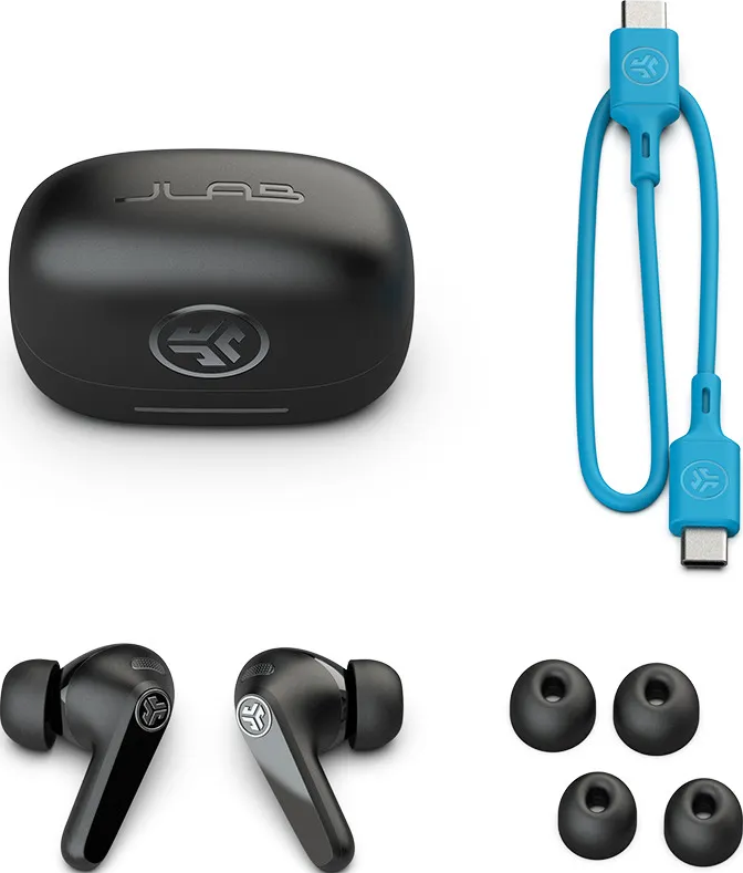 Ohrhörer, Ladeetui, USB-C-Kabel und Ohrstöpsel. Alles ist schwarz und blau. JLab-Logo auf dem Etui.