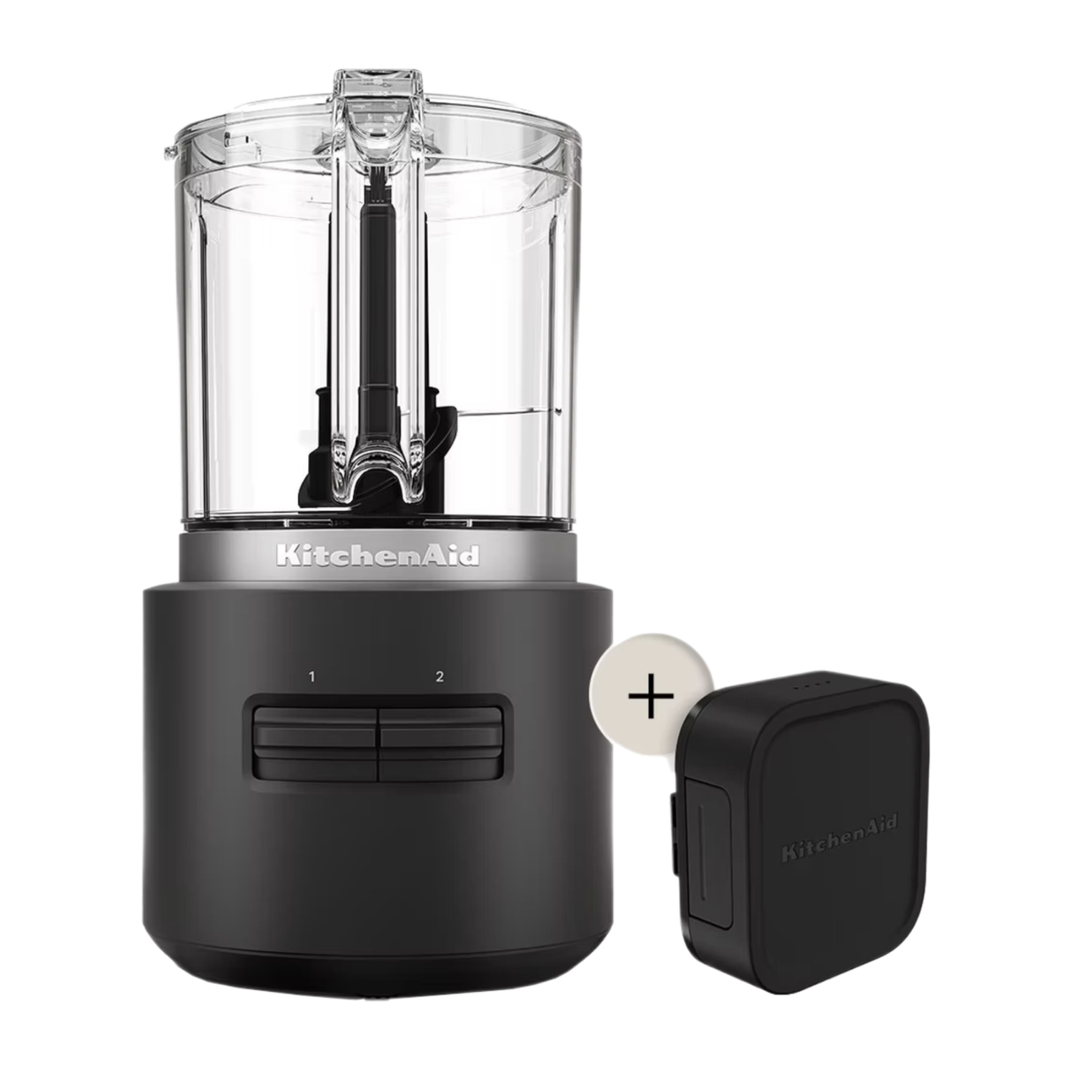 Een zwarte KitchenAid-foodprocessor met een witte achtergrond en een accessoire.