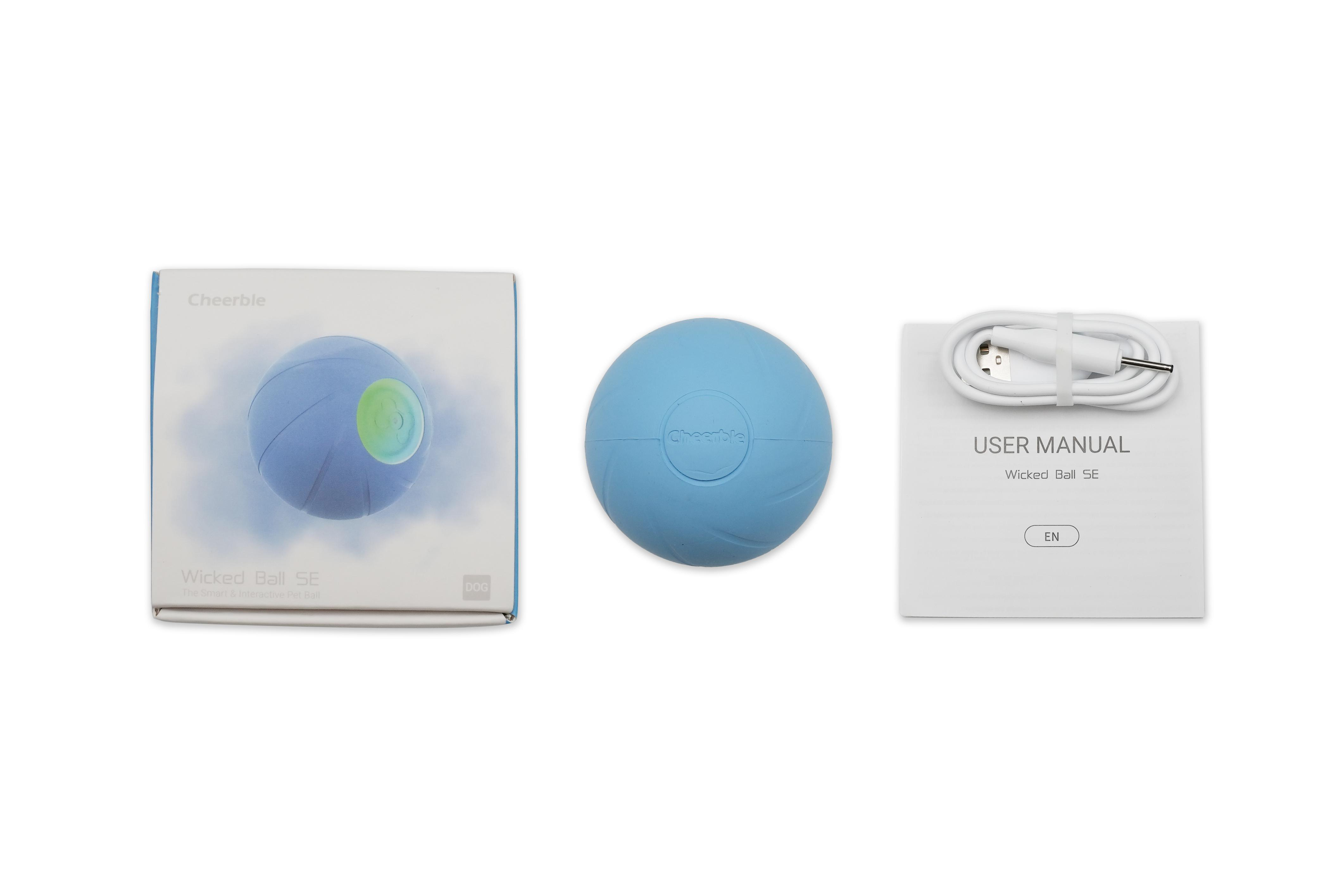 Eine Box, ein hellblauer Ball und eine Bedienungsanleitung liegen auf einer weißen Oberfläche.