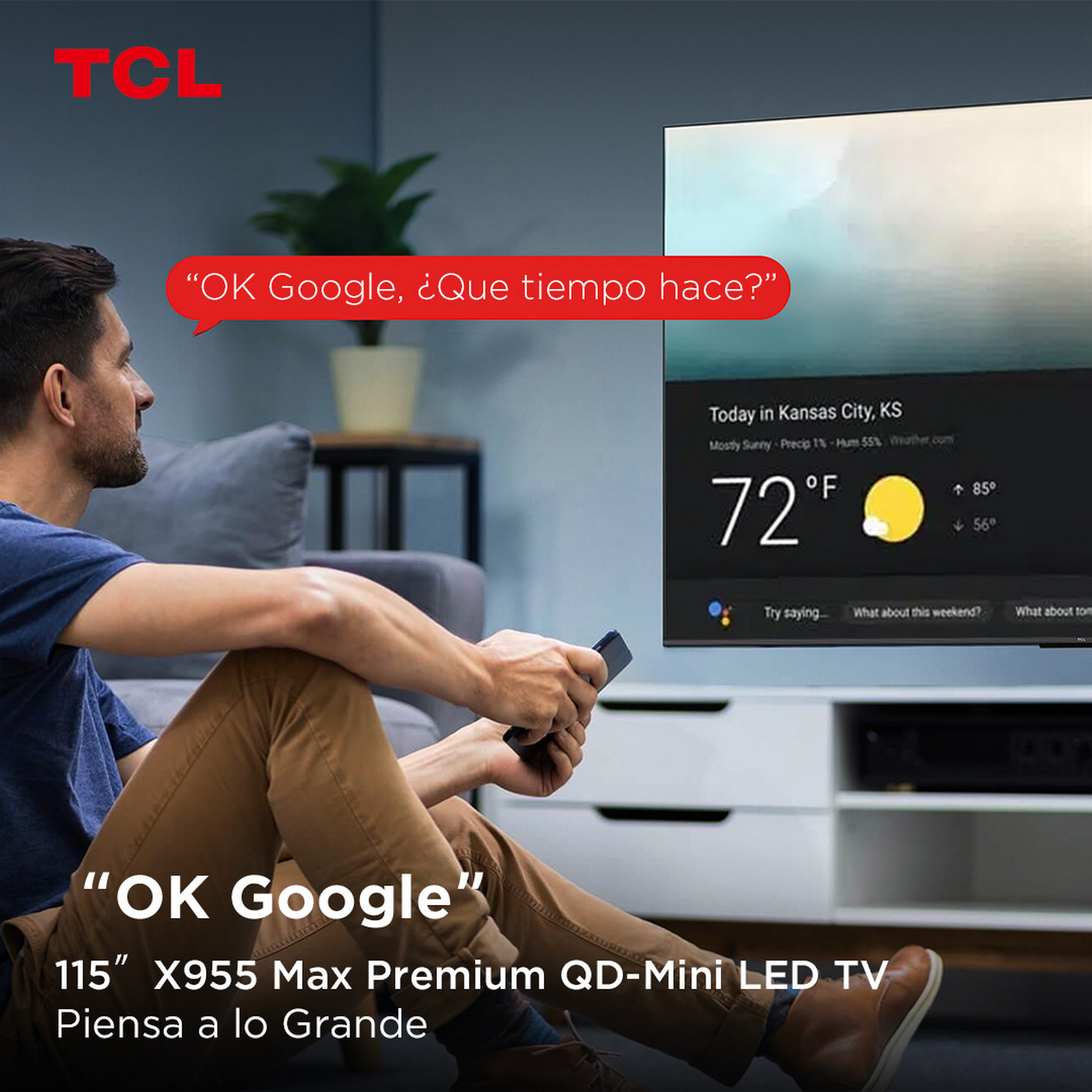 Hombre en sala interactúa con TV. Pantalla muestra info del tiempo. Texto: 'OK Google, ¿Qué tiempo hace?'